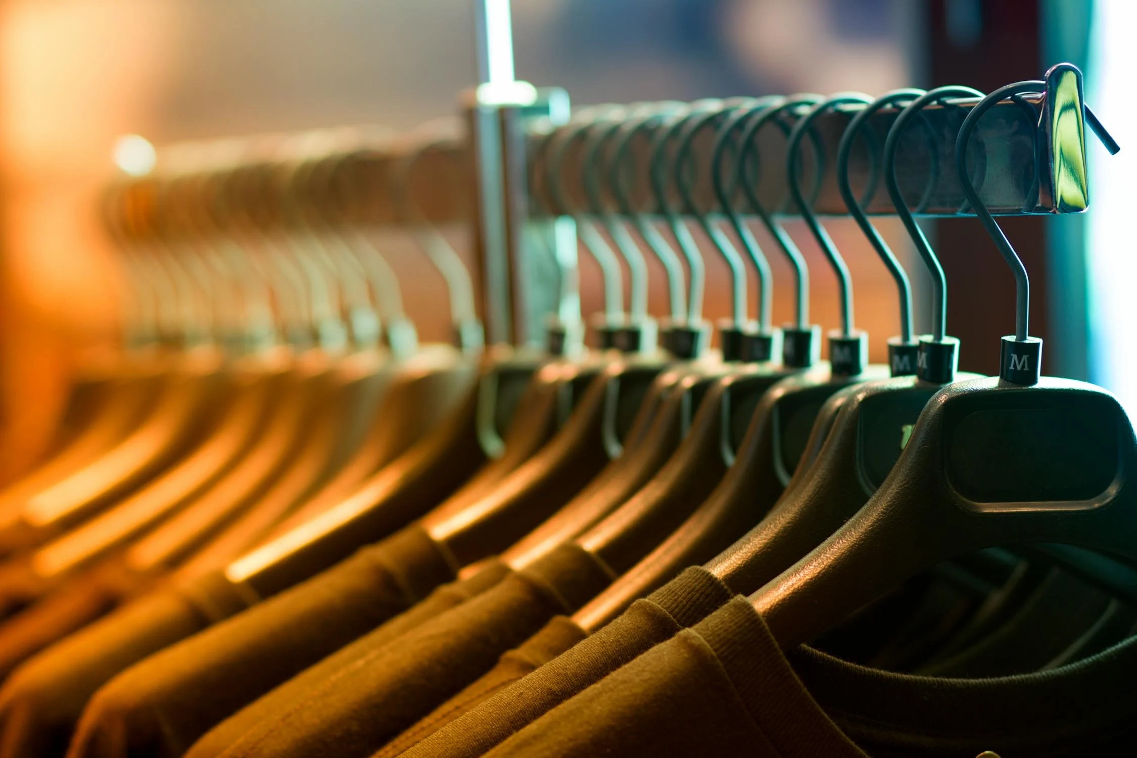 Nove motivi per smettere di acquistare fast fashion